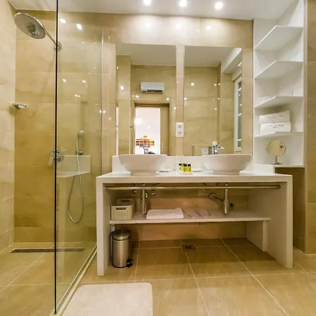 Peninsula Luxury Apartment