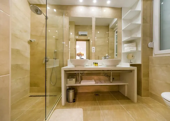 Peninsula Luxury Apartment